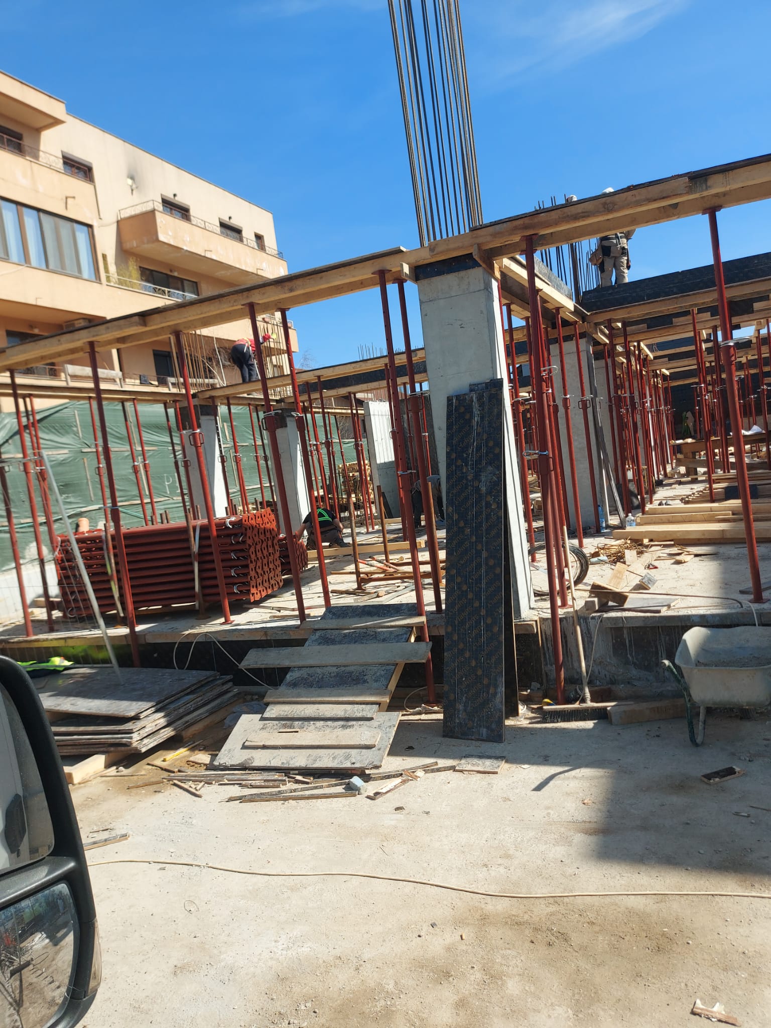Popi metalici care susțin cofrajul planșeului