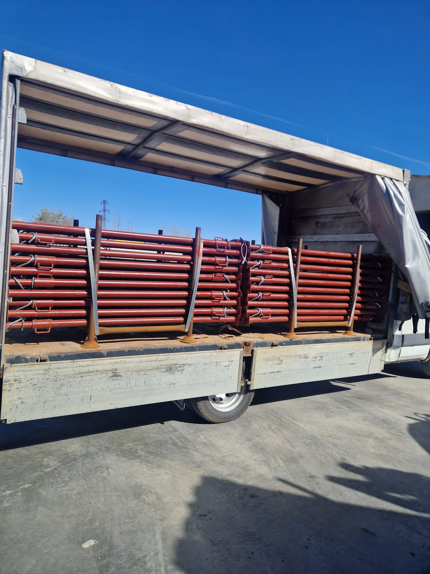 Camion încărcat cu popi metalici pentru livrare